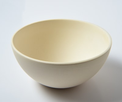 圆形白色陶瓷碗
